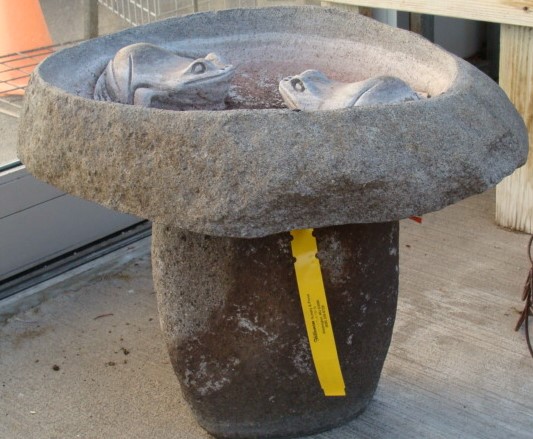 SM. 2-FROG GRNT. BLDR. BIRDBATH